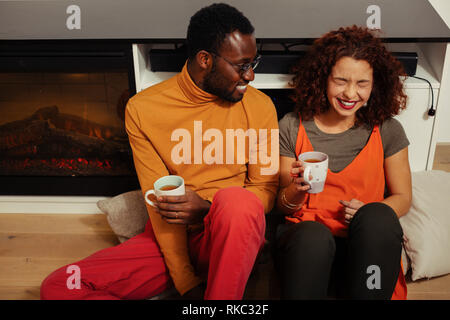 Afrikaner - der Mann in orange Polokragen mit Blick auf Frau Stockfoto