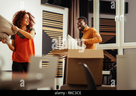 Paar Kissen Schlacht beim Umzug in neue Wohnung Stockfoto