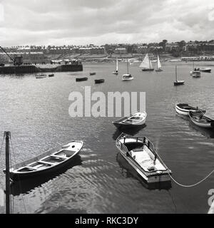 1950, historische, eine Aussicht auf den Hafen oder Marina in Bangor, Nordirland, die die Boote und die Landschaft. In der Ferne ein Zeichen für "lairds Boote". Bangor ist der größte Yachthafen. Stockfoto