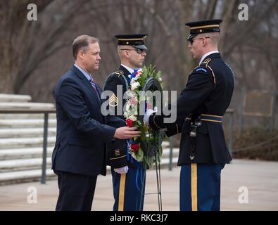 NASA-Administrator Jim Bridenstine legt einen Kranz am Grab der Unbekannten während der weltraumorganisation Tag des Gedenkens auf dem Arlington National Cemetery Februar. 7, 2019 in Arlington, Virginia. Kränze wurden in Erinnerung an jene Männer und Frauen, die ihr Leben auf der Suche nach Space Exploration verloren. Stockfoto