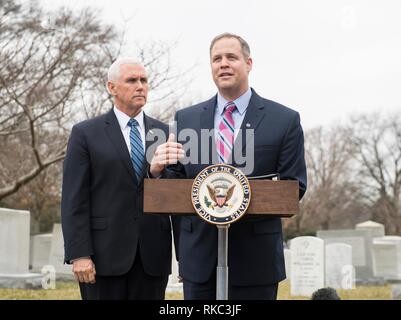 NASA-Administrator Jim Bridenstine Adressen NASA-Mitarbeiter und Familienangehörigen während der weltraumorganisation Tag des Gedenkens auf dem Arlington National Cemetery als Vice President Mike Pence auf Februar aussieht. 7, 2019 in Arlington, Virginia. Kränze wurden in Erinnerung an jene Männer und Frauen, die ihr Leben auf der Suche nach Space Exploration verloren. Stockfoto