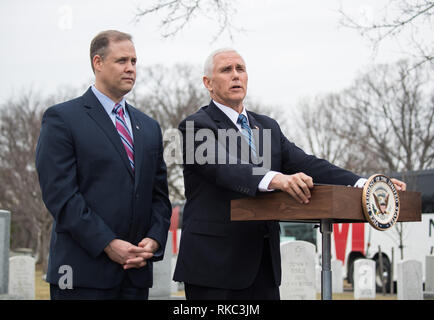Vice President Mike Pence Adressen NASA-Mitarbeiter und Familienangehörigen während der weltraumorganisation Tag des Gedenkens auf dem Arlington National Cemetery als NASA-Administrator Jim Bridenstine, Links, schaut auf Februar. 7, 2019 in Arlington, Virginia. Kränze wurden in Erinnerung an jene Männer und Frauen, die ihr Leben auf der Suche nach Space Exploration verloren. Stockfoto