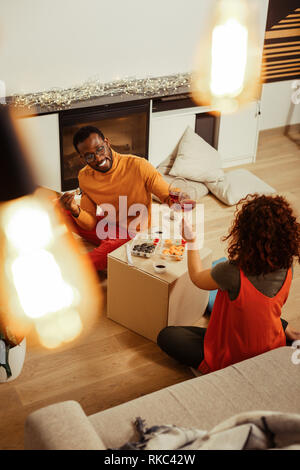 Glücklich verheiratetes Paar feiert Umzug in neues Haus Stockfoto