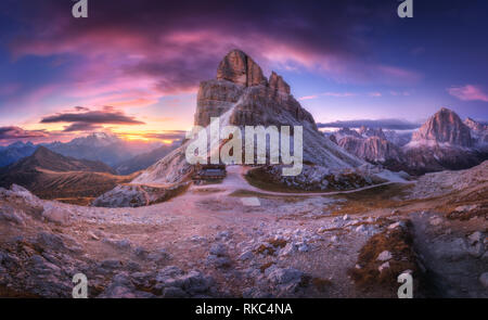 Mountain Pass und schönen Himmel mit bunten Wolken bei Sonnenuntergang. Atemberaubende Landschaft mit Felsen, Berge, Steine, Wanderwege, Gebäude, Tre Stockfoto