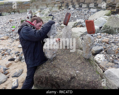 Von Cornwall Stein balancing Künstlers Carlos macht eine überraschung Besuch von Newquay Towan Beach. 10. Februar 2019, Robert Taylor/Alamy leben Nachrichten. Newquay, Stockfoto