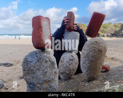 Von Cornwall Stein balancing Künstlers Carlos macht eine überraschung Besuch von Newquay Towan Beach. 10. Februar 2019, Robert Taylor/Alamy leben Nachrichten. Newquay, Stockfoto