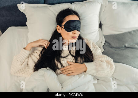 Müde Geschäftsfrau Gefühl entlastet schlafend in ihrem Bett Stockfoto