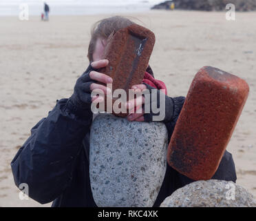 Von Cornwall Stein balancing Künstlers Carlos macht eine überraschung Besuch von Newquay Towan Beach. 10. Februar 2019, Robert Taylor/Alamy leben Nachrichten. Newquay, Stockfoto