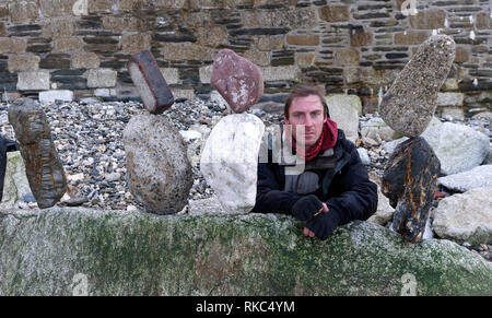 Von Cornwall Stein balancing Künstlers Carlos macht eine überraschung Besuch von Newquay Towan Beach. 10. Februar 2019, Robert Taylor/Alamy leben Nachrichten. Newquay, Stockfoto