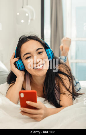 Dark-eyed Frau ihr morgen am Wochenende genießen. Stockfoto