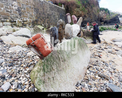 Von Cornwall Stein balancing Künstlers Carlos macht eine überraschung Besuch von Newquay Towan Beach. 10. Februar 2019, Robert Taylor/Alamy leben Nachrichten. Newquay, Stockfoto