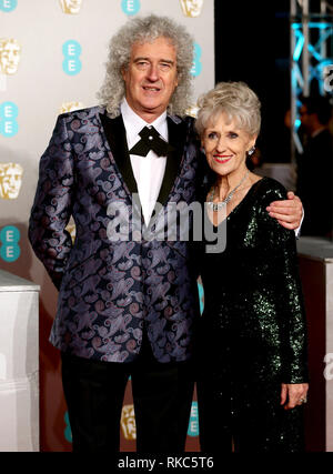 Anita Dobson und Brian May an der 72nd British Academy Film Awards in der Royal Albert Hall, Kensington Gore, Kensington, London statt. Stockfoto