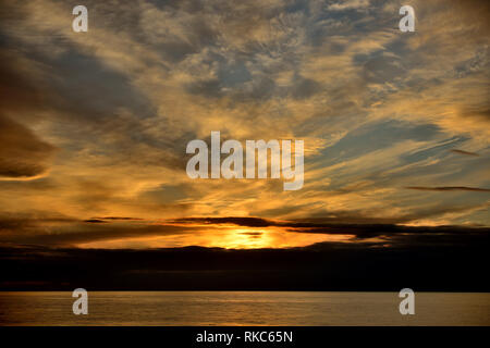 Sonnenuntergang über dem Atlantischen Ozean in der Nähe von Irland. Stockfoto