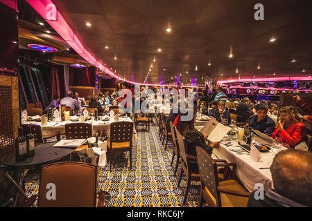 VENEZIA ITALIEN - 21. OKTOBER 2018: die Passagiere im Restaurant der Costa Deliziosa Kreuzfahrtschiff Stockfoto