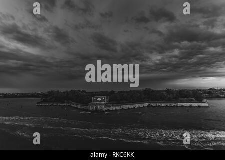 Schwarz und Weiß am Abend Blick auf Sant'Andrea Insel in der Lagune von Venedig bei Gewitter Stockfoto