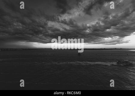 Segeln vor Sant'Andrea Insel in der Lagune von Venedig bei einem Gewitter Schwarzweiß-Effekt Stockfoto