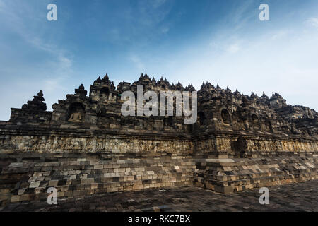 Detailansicht der Multi-reihenhaus Borobudur Tempel 9. Jahrhundert Mahayana-buddhistischen Tempel in Magelang Regency, in Java, Indonesien Stockfoto