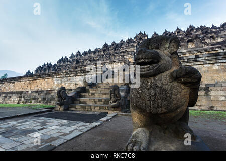 Nahaufnahme der steinerne Statue Gott Schutz der Multi-reihenhaus Borobudur Tempel 9. Jahrhundert Mahayana-buddhistischen Tempel in Magelang Regency, in Java, Indonesien Stockfoto