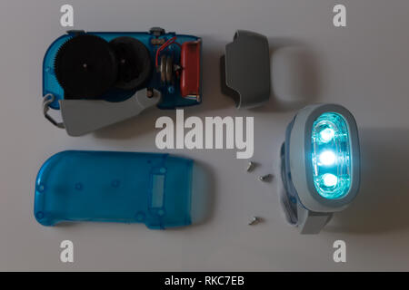 Innenraum eines dyno Taschenlampe, Dynamo Taschenlampe wind up Kurbel von Hand Drücken, Quetschen einen Griff, mechanisch angetrieben drei LED-Taschenlampe Stockfoto