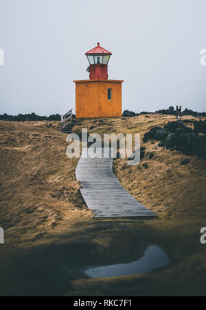 Orange Leuchtturm Svortuloft Skalasnagi Turm in Halbinsel Snaefellsnes, West Island an einem bewölkten Tag. Stockfoto