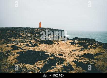 Orange Leuchtturm Svortuloft Skalasnagi Turm in Halbinsel Snaefellsnes, West Island an einem bewölkten Tag. Stockfoto