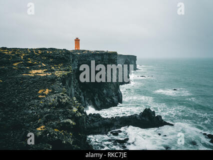 Orange Leuchtturm Svortuloft Skalasnagi Turm in Halbinsel Snaefellsnes, West Island an einem bewölkten Tag. Stockfoto