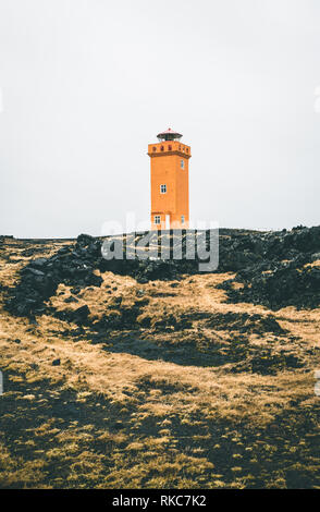 Orange Leuchtturm Svortuloft Skalasnagi Turm in Halbinsel Snaefellsnes, West Island an einem bewölkten Tag. Stockfoto