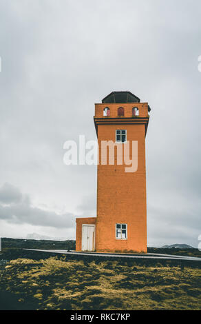 Orange Leuchtturm Svortuloft Skalasnagi Turm in Halbinsel Snaefellsnes, West Island an einem bewölkten Tag. Stockfoto