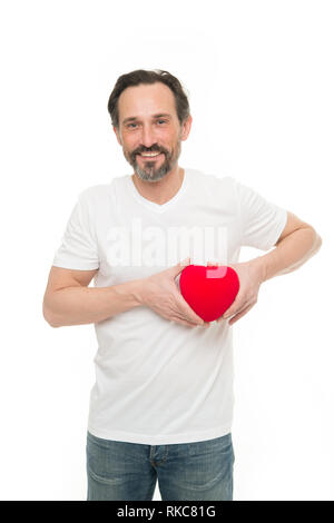 Herz-Attribut von Valentine. Herz Geschenk oder zu präsentieren. Gruß aus ehrlichem Herzen. Man bärtige Hipster halten Herz. Valentines Tag feiern. Liebe und romantische Gefühle Konzept. Verlieben. Mich zu Ihnen. Stockfoto