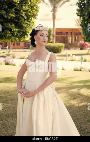 Verträumt Braut. Tipps und Tricks von Hochzeit im Ausland Experten. Sachen betrachten, Hochzeit im Ausland. Braut adorable White Wedding Dress sonnigen Tag Palm Tree Hintergrund. Hochzeit tropischen Insel. Stockfoto