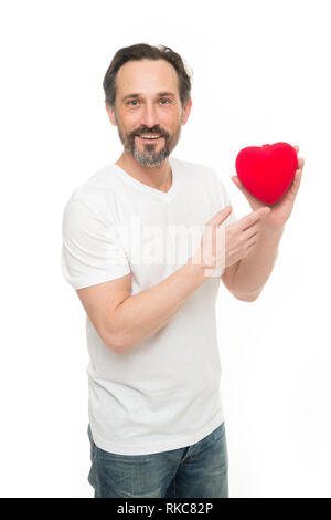 Man bärtige Hipster halten Herz. Valentines Tag feiern. Liebe und romantische Gefühle Konzept. Verlieben. Mich zu Ihnen. Herz-Attribut von Valentine. Herz Geschenk oder zu präsentieren. Gruß aus ehrlichem Herzen. Stockfoto