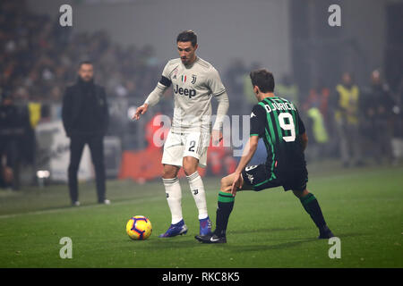 Reggio Emilia, Italien. 10. Feb 2019. Foto LaPresse/Filippo Rubin 10/02/2019 Reggio Emilia (Italia) Sport Calcio Sassuolo - Juventus - Campionato di calcio Serie A 2018/2019 Nella Foto: MATTIA DE SCIGLIO (juventus) VS FILIP DJURICIC (SASSUOLO) Foto/LaPresse Filippo Rubin Februar 10, 2019 Reggio Emilia (Italien) Sport Fussball Sassuolo vs Juventus - Italienische Fußball-Liga einen 2018/2019 Stadion im Pic: MATTIA DE SCIGLIO (juventus) VS FILIP DJURICIC (SASSUOLO) Credit: LaPresse/Alamy leben Nachrichten Stockfoto