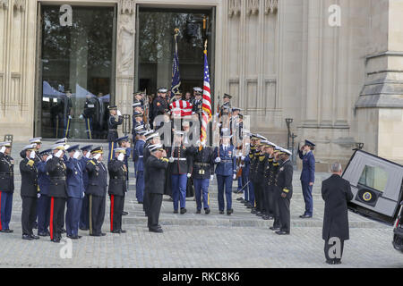 Washington, District of Columbia, USA. 5 Dez, 2018. Eine militärische Ehrengarde trägt die Schatulle verstorbenen US Präsident George H.W. Bush in der National Cathedral in Washington, DC am 5. Dezember 2018. Credit: Alex Edelman/ZUMA Draht/Alamy leben Nachrichten Stockfoto