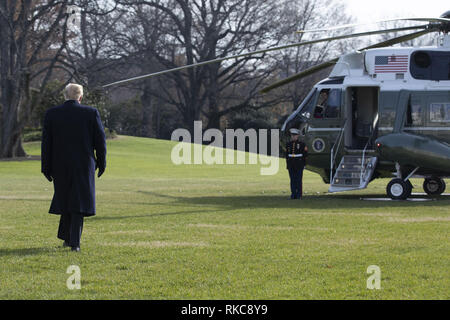 Washington, District of Columbia, USA. Jan, 2019 19. US-Präsident Donald Tump boards Marine One nach einem Gespräch mit Reportern als er das Weiße Haus in Washington, DC am 8. Dezember 2018 fährt. Trump nach Philadelphia, Pennsylvania reisen die jährlichen Armee Marine Fußballspiel zu besuchen. Er bestätigte Gerüchte, Stabschef im Weißen Haus John Kelly seine Position am Ende des Jahres auslaufen wird. Credit: Alex Edelman/ZUMA Draht/Alamy leben Nachrichten Stockfoto