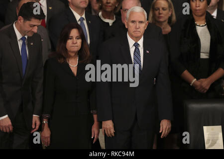 Dezember 3, 2018 - District of Columbia, Vereinigte Staaten von Amerika - ehemaliger Sprecher des Repräsentantenhauses Paul Ryan, Republikaner von Wisconsin, Links, Usa zweite Frau Karen Pence, Mitte und Vice President Mike Pence, rechts Blick auf vor einer Trauerfeier für verstorbenen US-Präsident George an der United States Capitol in Washington DC am 3. Dezember 2018. (Bild: © Alex Edelman/ZUMA Draht) Stockfoto