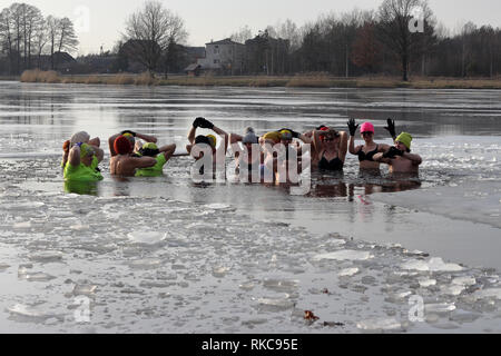 Umer, Polen. 10. Feb 2019. Eine Gruppe von Menschen im Winter Bad in vereisten See Credit: Slawomir Wojcik/Alamy leben Nachrichten Stockfoto