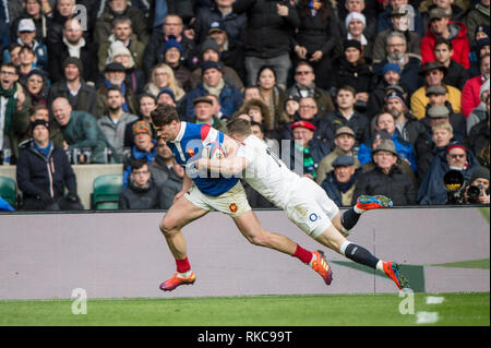 Twickenham, Vereinigtes Königreich. 7. Februar, Chris Ashton, durch Damiam PENAUD durchgeführt, da geht's für einen Versuch, bei dem England gegen Frankreich, 2019 Guinness sechs Nationen Rugby Match gespielt an der RFU-Stadion, Twickenham, England, © PeterSPURRIER: Intersport Bilder Bild: Peter SPURRIER/Alamy leben Nachrichten Stockfoto