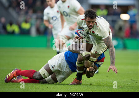 Twickenham, Vereinigtes Königreich. 7. Februar, Courtnt Lawes von Yacouba Kamera behandelt, während England gegen Frankreich, 2019 Guinness sechs Nationen Rugby Match gespielt an der RFU-Stadion, Twickenham, England, © PeterSPURRIER: Intersport Bilder Bild: Peter SPURRIER/Alamy leben Nachrichten Stockfoto