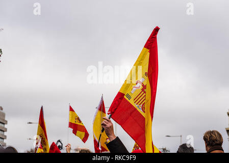 Madrid, Spanien. 10. Feb 2019. Tausende Spanier trat eine Kundgebung in Madrid fordern Rücktritt von sozialistischen Ministerpräsidenten Pedro Sanchez. Sie behaupten, für die Einheit Spaniens und protestiert gegen die Anmelderichtlinien mit Katalonien pro-unabhängigkeit Unterstützer. s Credit: Architect's Auge/Alamy leben Nachrichten Stockfoto