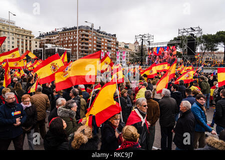 Madrid, Spanien. 10. Feb 2019. Tausende Spanier trat eine Kundgebung in Madrid fordern Rücktritt von sozialistischen Ministerpräsidenten Pedro Sanchez. Sie behaupten, für die Einheit Spaniens und protestiert gegen die Anmelderichtlinien mit Katalonien pro-unabhängigkeit Unterstützer. s Credit: Architect's Auge/Alamy leben Nachrichten Stockfoto