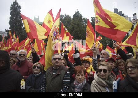 Madrid, Madrid, Spanien. 10 Feb, 2019. Demonstranten gesehen Holding spanische Flaggen während eines Protestes gegen die spanische Regierung. Über 20.000 Menschen nahmen an dem Protest gegen die Regierung von Pedro Sanchez. Credit: Bruno Thevenin/SOPA Images/ZUMA Draht/Alamy leben Nachrichten Stockfoto