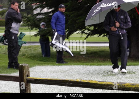 Pebble Beach Golf Links, Kalifornien, USA. 10. Feb 2019. Hagel stoppt die Wiedergabe während der Endrunde in Pebble Beach Golf Course bei AT&T Pro-Am am Kiesel-Strand (hier Jason Tag caddy Kicks entfernt die kumulierten Hagel auf der dritten T-Stück) Credit: Motofoto/Alamy leben Nachrichten Stockfoto