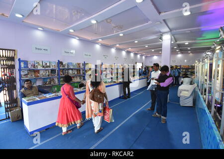 Kolkata, Indien. 10. Februar, 2019. Westbengalen Pavillon Inneneinrichtung am elften Tag der 12 Tage Dauer 43. Internationalen Kolkata Buchmesse 2019 am Central Park, Salt Lake City, die von den Verlegern und Buchhändlern Gilde organisiert. Credit: Biswarup Ganguly/Alamy leben Nachrichten Stockfoto