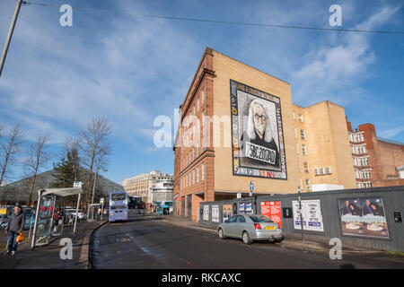 Glasgow, Schottland, Großbritannien. 10. Februar, 2019. Die Billy Connolly Wandbild auf Osborne Street von Künstler John Byrne. Dies ist eine von drei Wandmalereien von BBC Schottland im Auftrag der 75. Geburtstag des Komikers zu markieren. Die Formulierung, die um den Rahmen sagt Schleudern chucky in der watter Siehe der sackartigen Minnies scatter Billy Connolly. Das Porträt umfasst ein Zeichen auf seiner Brust mit 75 BC-2017 AD darauf geschrieben. Credit: Skully/Alamy leben Nachrichten Stockfoto