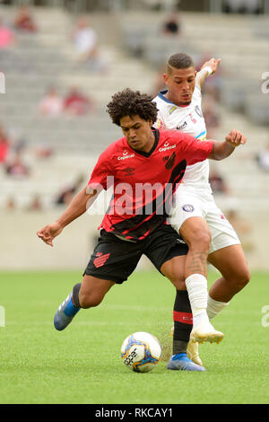 Curitiba, Brasilien. 10 Feb, 2019. Demethryus und Formiga bei Paraná Clube x CA Paranaense gehalten am Joaquim Américo Stadium in Curitiba, PR. Credit: Reinaldo Reginato/FotoArena/Alamy leben Nachrichten Stockfoto