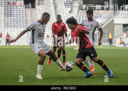 Curitiba, Brasilien. 10 Feb, 2019. PR - Curitiba - 10/02/2019 - 2019 Atlético Paranaense PR x Cianorte - Demethryus Atletico - PR-Player wirft bieten mit Cianorte Spieler während des Spiels in der Arena da baixada Stadion für staatliche Meisterschaft 2019 Foto: Gabriel Machado/AGIF AGIF/Alamy Credit: Live-Nachrichten Stockfoto