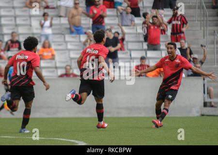 Curitiba, Brasilien. 10 Feb, 2019. PR - Curitiba - 10/02/2019 - 2019 Atlético Paranaense PR x Cianorte - Brulho Leite player von Atletico-PR feiert sein Ziel bei einem match gegen Cianorte im Arena da baixada Stadion für die Meisterschaft 2019. Foto: Gabriel Machado/AGIF AGIF/Alamy Credit: Live-Nachrichten Stockfoto