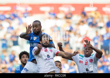 Belo Horizonte, Brasilien. 10 Feb, 2019. MG - Belo Horizonte - 02/10/2019 - Mineiro 2019, Cruzeiro gegen Tupynambas - Spieler des Cruzeiro Streit mit Tupi Spieler während eines Spiels im Stadion Mineirao für den Staat Meisterschaft 2019 Foto: Marcelo Alvarenga/AGIF AGIF/Alamy Credit: Live-Nachrichten Stockfoto