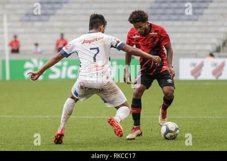 Curitiba, Brasilien. 10 Feb, 2019. PR - Curitiba - 10/02/2019 - 2019 Atlético Paranaense PR x Cianorte - Renzo Atletico - PR-player Streitigkeiten mit der Cianorte Guioto Spieler während des Spiels in der Arena da baixada Stadion Angebot für State Championship 2019 Foto: Gabriel Machado/AGIF AGIF/Alamy Credit: Live-Nachrichten Stockfoto