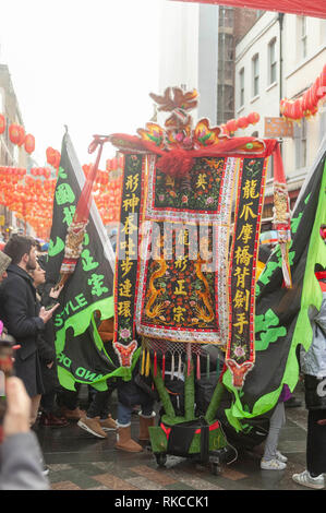 London, Großbritannien. 10 Feb, 2019. Chinesische Banner in London, England, UK., während des chinesischen neuen Jahres feiern. Credit: Ian Laker/Alamy Leben Nachrichten. Stockfoto